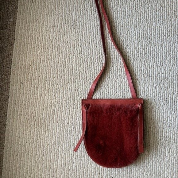 Madewell The Knot Crossbody Bag in Faux Fur and cherry red burgundy leather - Picture 2 of 6